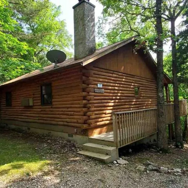 Private Log Cabin #3 at Wisteria: Eureka Springs şehrinde bir otel