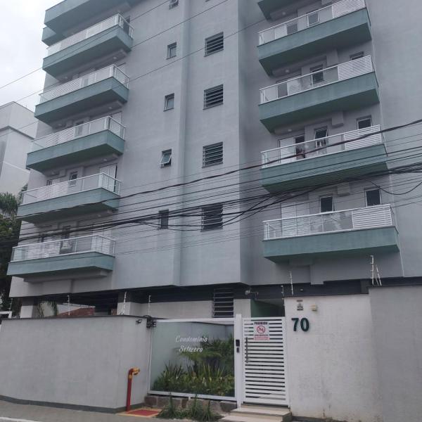 Apartamento Ubatuba a 200mt da praia, 2 quartos, varanda gourmet, piscina, Wi-Fi