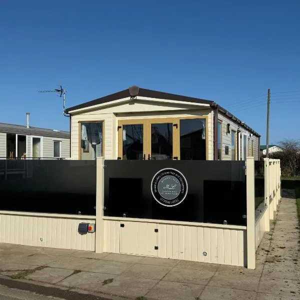Sunnymede i3 - Fantasy Island - Hot Tub - Pet friendly - Wi-Fi available - Meadow Lakes Caravan Hire, hótel í Ingoldmells