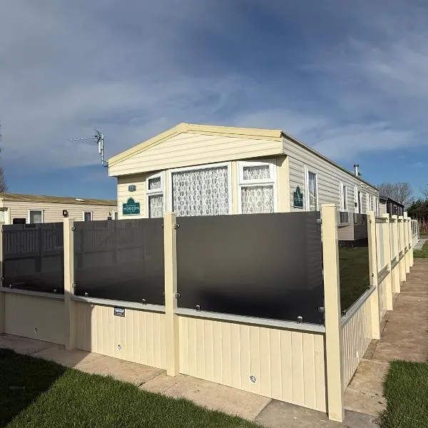 Sunnymede G20 with Hot Tub - pet friendly, Wifi, bed linen - Meadow Lakes Caravan & Lodge Hire, hotel i Ingoldmells