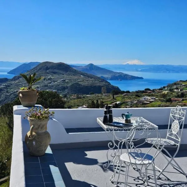 Villa Paradiso - spectacular sea view over volcanoes โรงแรมในPiano Conte