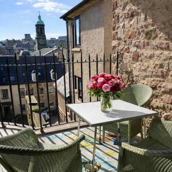 New Royal Mile Apartment with Balcony and Stunning Views Top Floor No Lift, hotel a Edimburg
