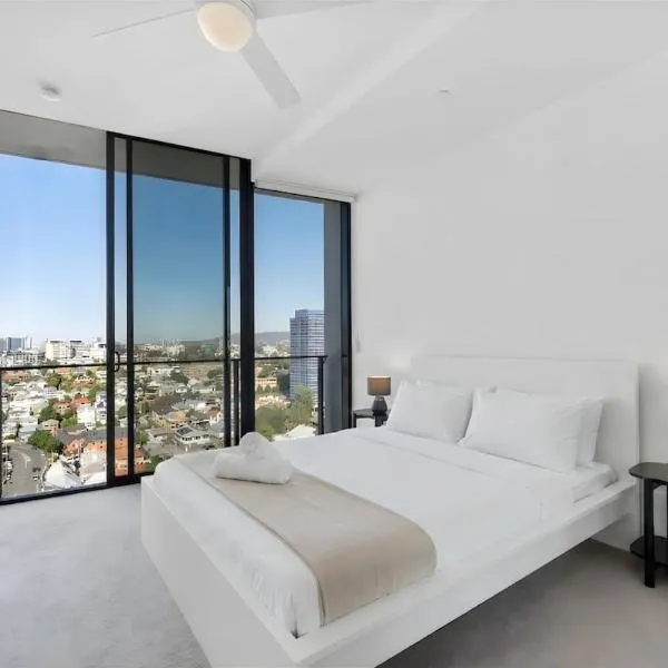 Penthouse Sleeps 8 - CBD Views - Resort Pools- Games - Baby Stay, hotel i Brisbane