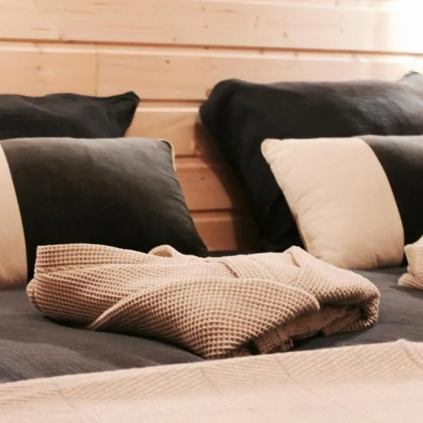 Appartement pour 4 personnes jacuzzi illimité adapté PMR, hotel en Villedieu-les-Poëles