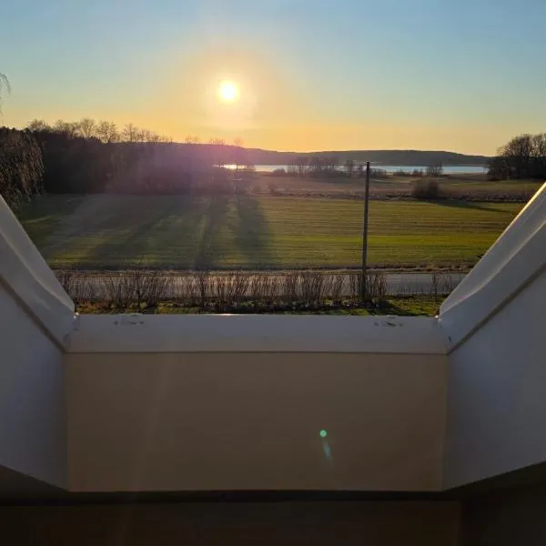 Attic floor with views over fields and sea, hotel i Sigtuna