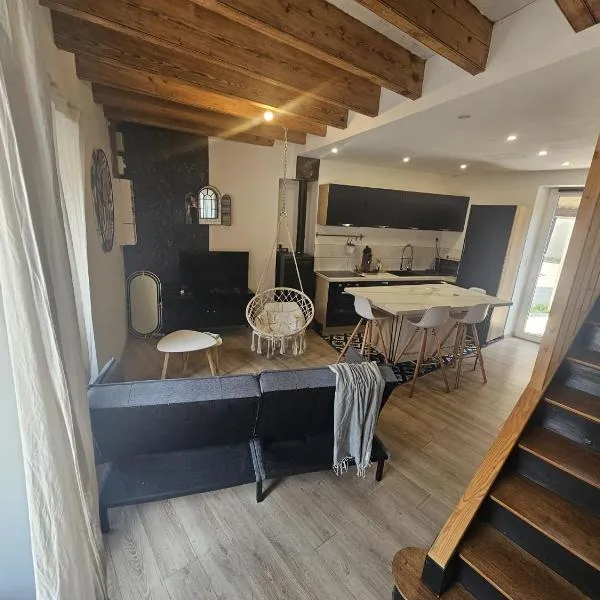 Maison chaleureuse, centre bourg, Hotel in Casson