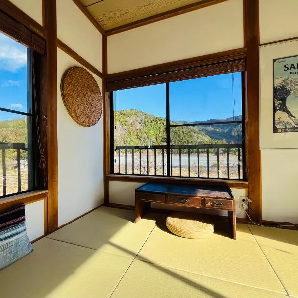 一棟貸し宿 Kanata Riverview House, hotel en Kawanehon