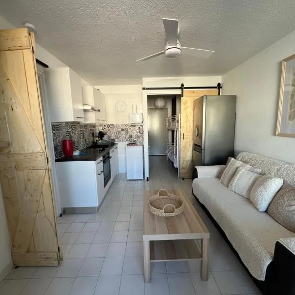 Appartement 2 pièces + cabine, 6 couchages, hotel in Le Grau-du-Roi