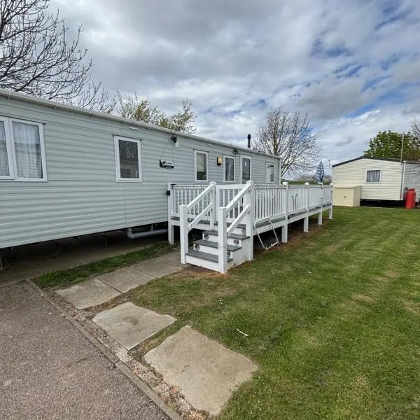 Spacious Family Caravan Clacton-on-Sea Sleeps 8 Near Beach & Pool, hotel din Jaywick Sands