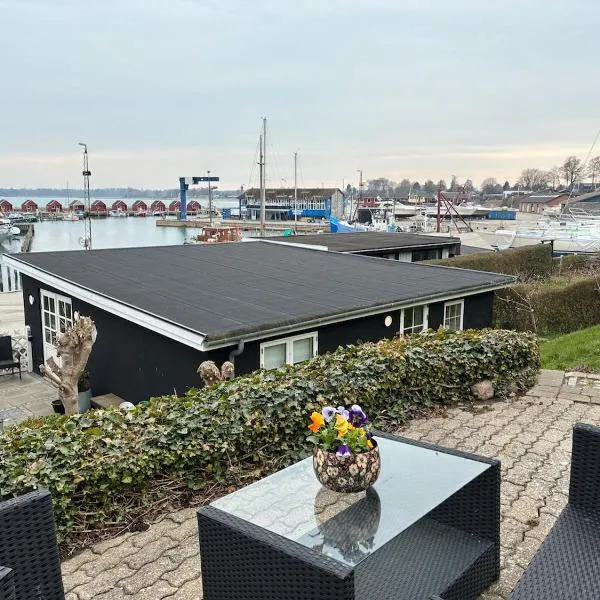 Charming holiday home on the harbour (5 persons), hotel in Rødvig