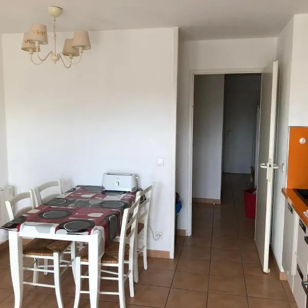 Appartement dans un parc résidentiel proche mer، فندق في لا بول