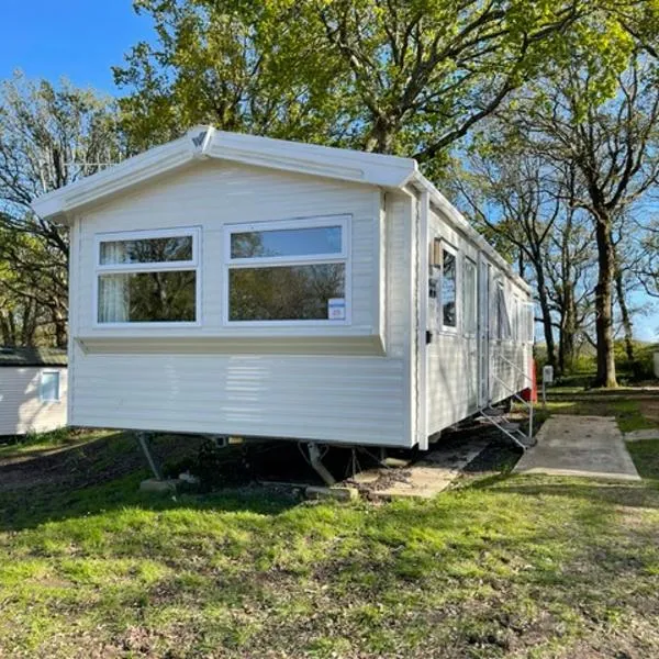 Stylish large static caravan gold rated 3BR Slp 8 Thorness Bay, hotel in Porchfield