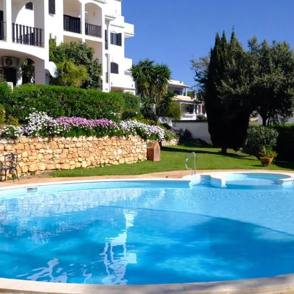 Apartment with pool 300 meters from the beach, hotel u gradu Portimao