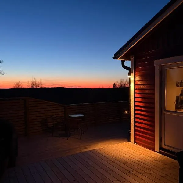 Cabin On The Hill With Sauna, hotel en Undenäs