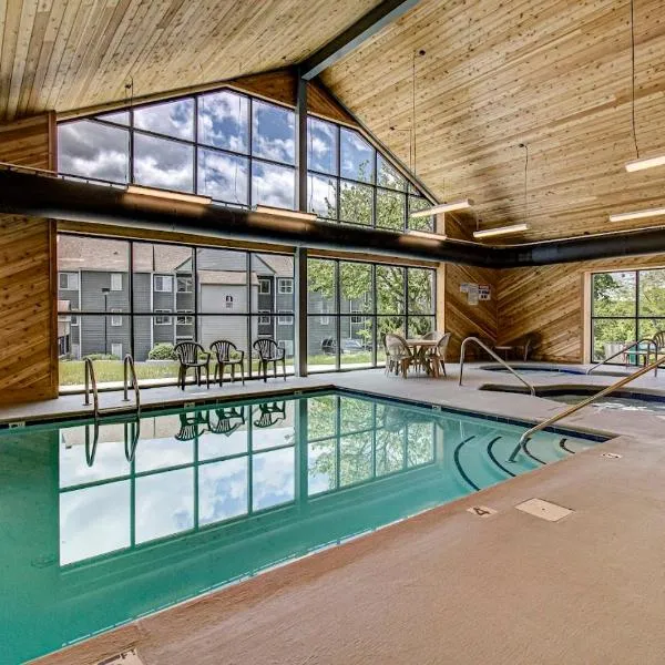 Vibrant Vacay - Studio Loft for 4 with Deck, Wifi, Hot Tub & Pools, hotel v destinácii Gatlinburg