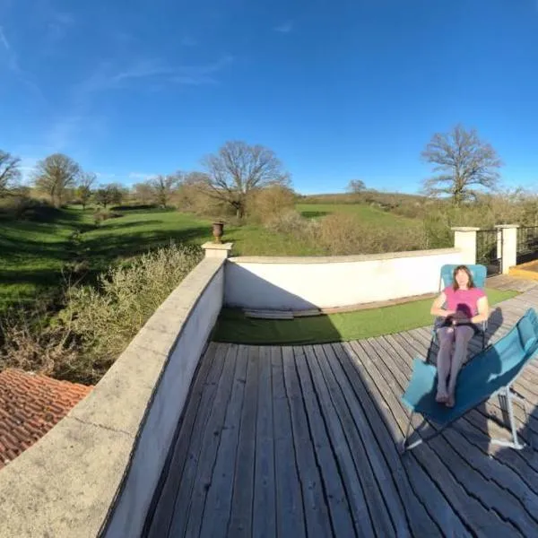 La Perle Secrète، فندق في Theneuille