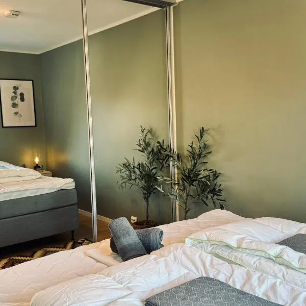 Sunny Terrace - Airy Apartment in the Heart of Lofoten, khách sạn ở Leknes