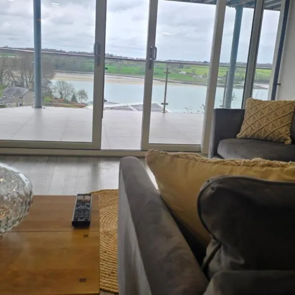 Melan - Menai View Apartment - balcony near Snowdonia, khách sạn ở Y Felinheli