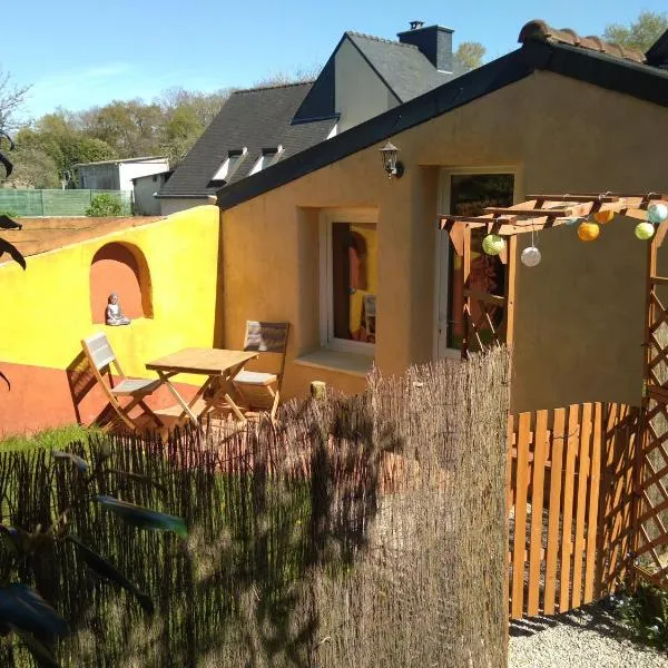 Petite maison naturelle avec son jardin privé, hotel en Pluvigner