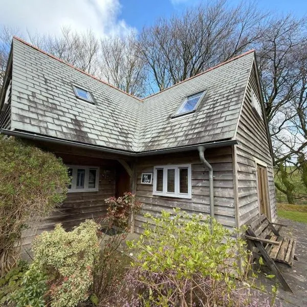 Cabin Sleeps 6 with Parking and Patio, hótel í Davidstow