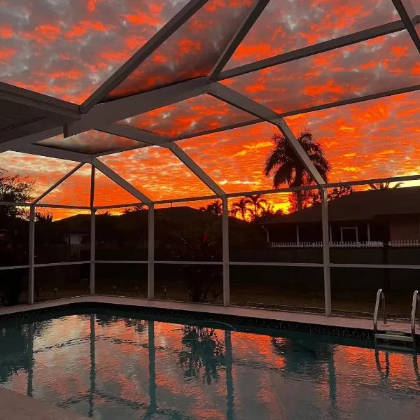 LED POOL & KING BED - Cape Coral Retreat, hotell i Cape Coral