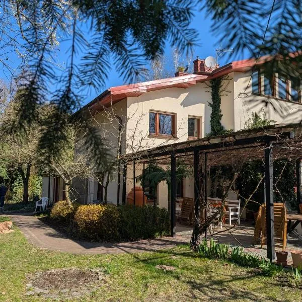 Ciche apartamenty w pięknym ogrodzie, Hotel in Pecice Małe
