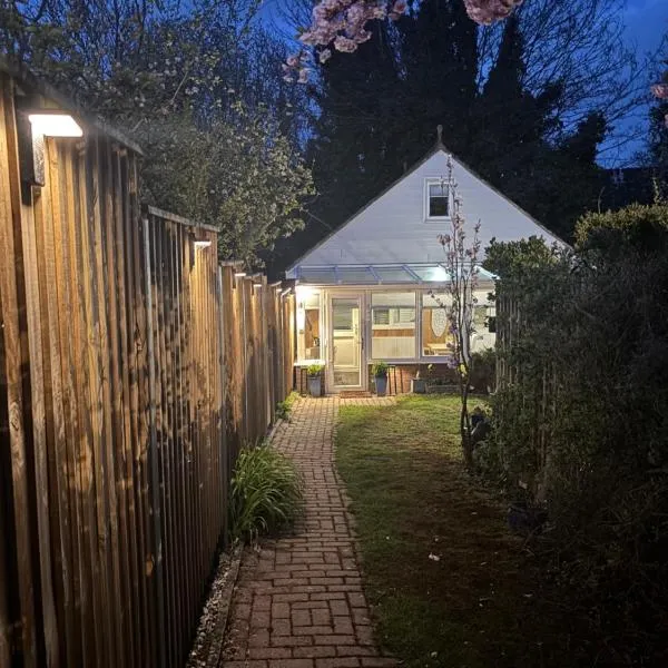 Cozy & Self Contained Garden Bungalow, hotel en Salisbury