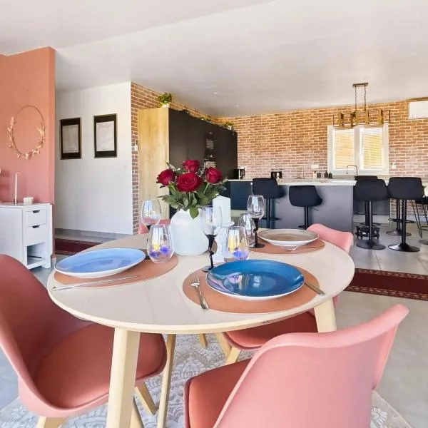 Maison familiale avec jardin calme et parking – hotel w mieście Vagnas