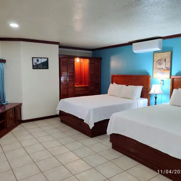 Fish Hook Marina Hotel, hotelli kohteessa Golfito