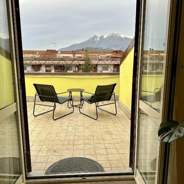 Belvedere Velino - panoramic penthouse with mountain views，亞維札諾的飯店