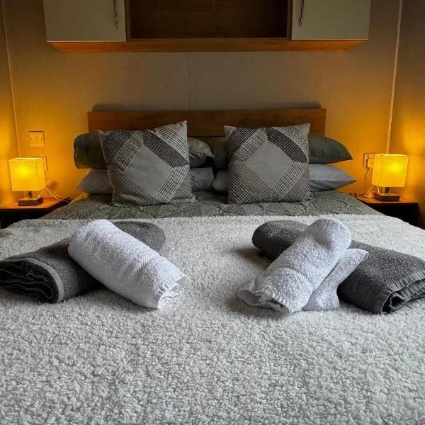 The Lake House - Quiet, Dog Friendly, By the Lake, Free Parking โรงแรมในโบว์เนส ออน วินเดอเมียร์