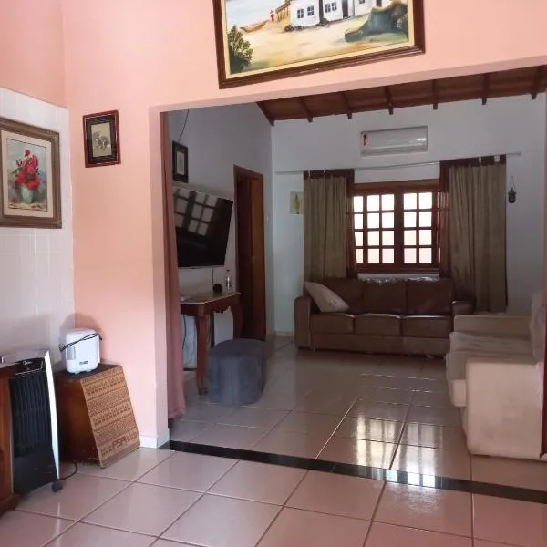 Chalé casa na mata Jasmim, hotelli kohteessa Guararema