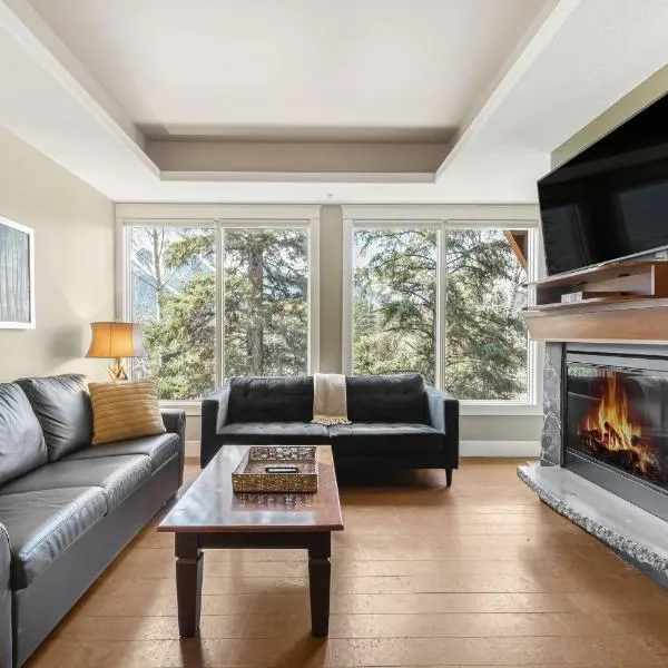 Star Suite -Luxurious condo with 3 fireplaces, and open Pool!, hotel a Canmore