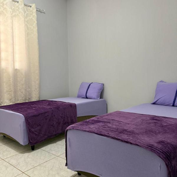 Casa bem localizada, frente à praça em bairro bom - Foto 2