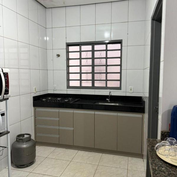 Casa bem localizada, frente à praça em bairro bom - Foto 3