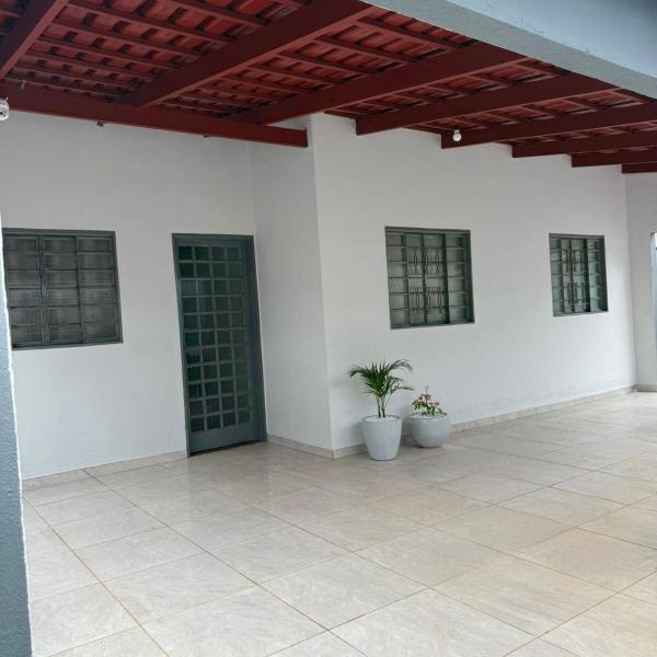Casa bem localizada, frente à praça em bairro bom