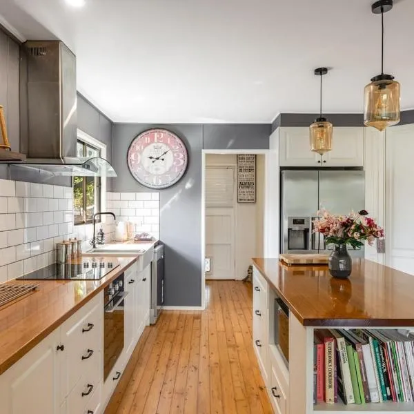 Stylish Cottage Near Hospital Precinct!, Hotel in Toowoomba
