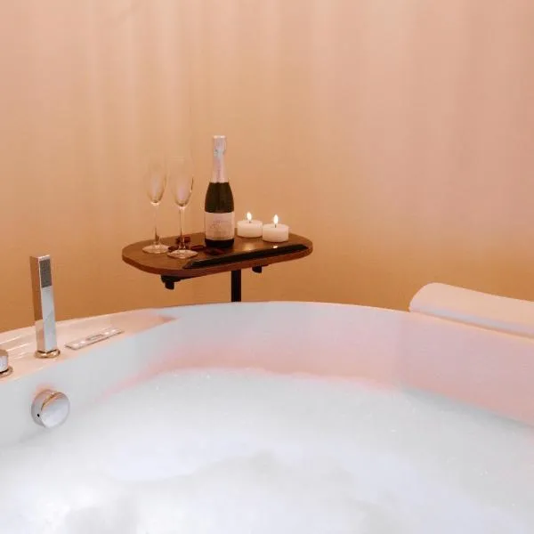 Chalet romantique - Jacuzzi privatif - King size, hotel in Montignac-Charente