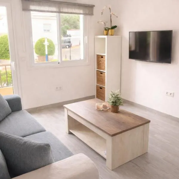 Beachfront Studio in Castillo de la Duquesa, hotel in Castillo de Sabinillas