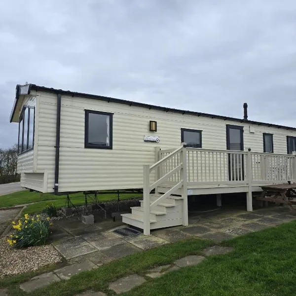 Seaside Caravan Home, hótel í Reighton