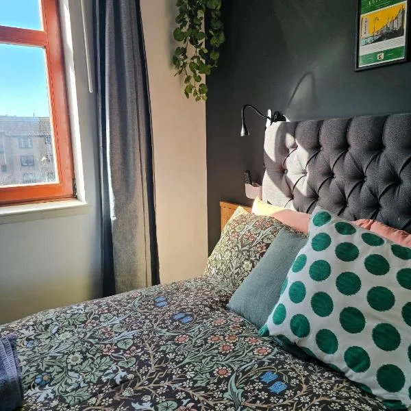 Double Rooms with Shared Bathroom Near The Shore and Tram, hotelli kohteessa Edinburgh