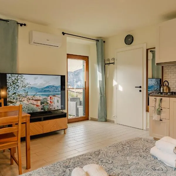 Casa Galya with private patio by GardaDoma, hotel v destinácii Brenzone sul Garda