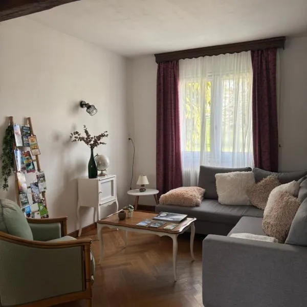 Maison chaleureuse de village - location à la chambres、Lanansのホテル