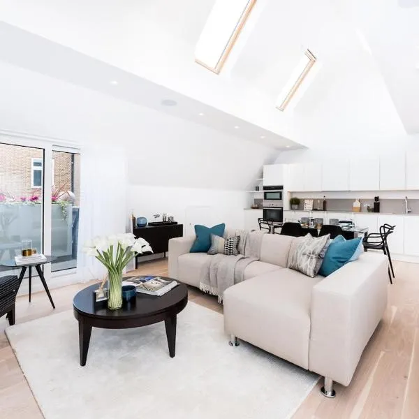 Top Floor Duplex - Dual Terraces, hotell i Ealing