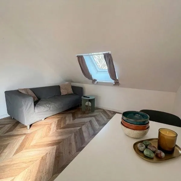 Charmant studio moderne avec jardin privé, hotel in Saint-Barthélemy-dʼAnjou
