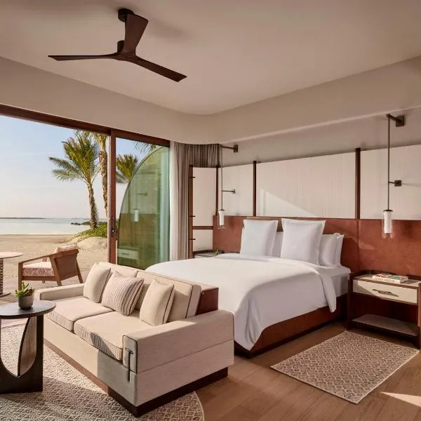 Four Seasons Resort and Residences Red Sea at Shura Island – hotel w mieście Ḩanak