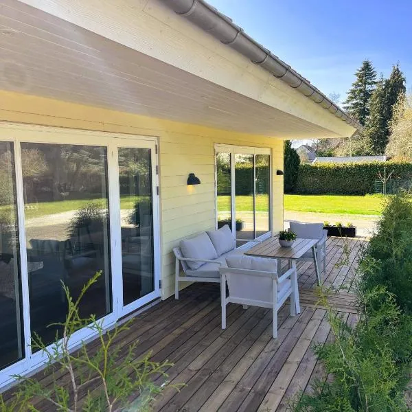 Villa Jule - Cozy and Elegant Place with Open Ceiling, Beautiful Garden and Specious Terrace, hôtel à Kettinge