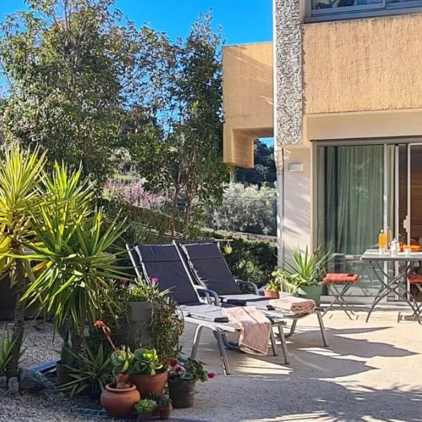 Chambre cosy avec terrasse arborée, Cassis, calme, parking, plage à 10 min, hotel a Cassis
