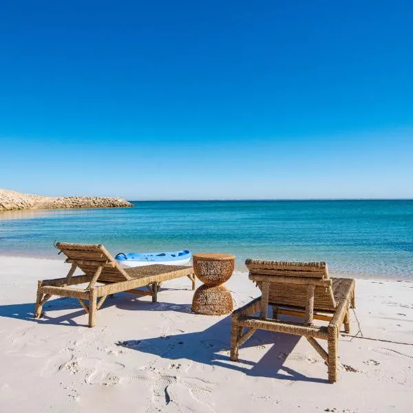 Loft Beachfront Bungalow with Private Beach, hotel u gradu Dakla