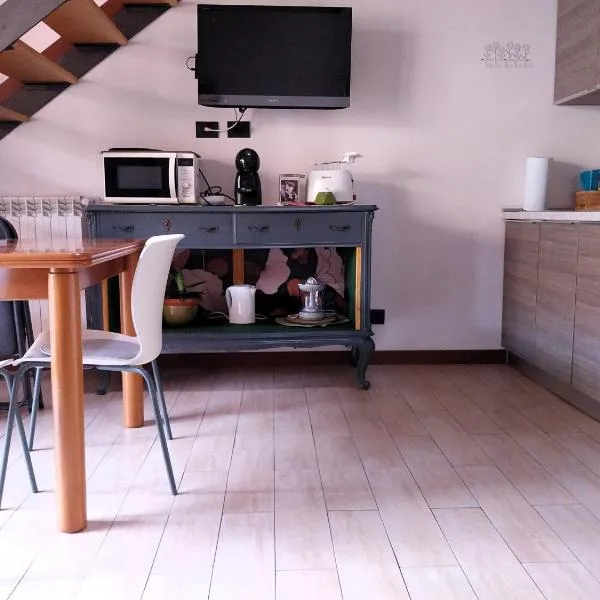 피노 모르나스코에 위치한 호텔 Lilly House Perfect stopover near Lake Como Switzerland and Milan